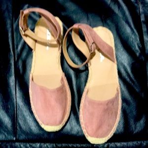 NWOT Women's Soda Topic Flatform Sandals, light mauve suede, NEVER WORN size 7